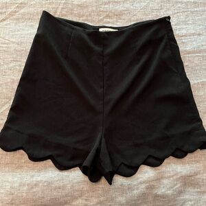 Monteau Los Angeles scalloped black shorts size L